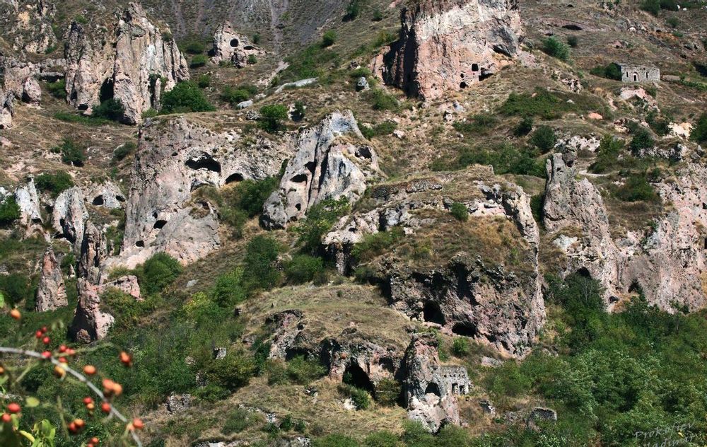 Армянский Стоунхендж и Пещерная деревня | Bustourma