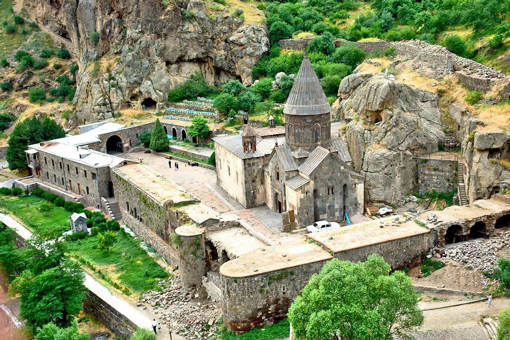 Գառնիի տաճար, Գեղարդ վանք | Bustourma