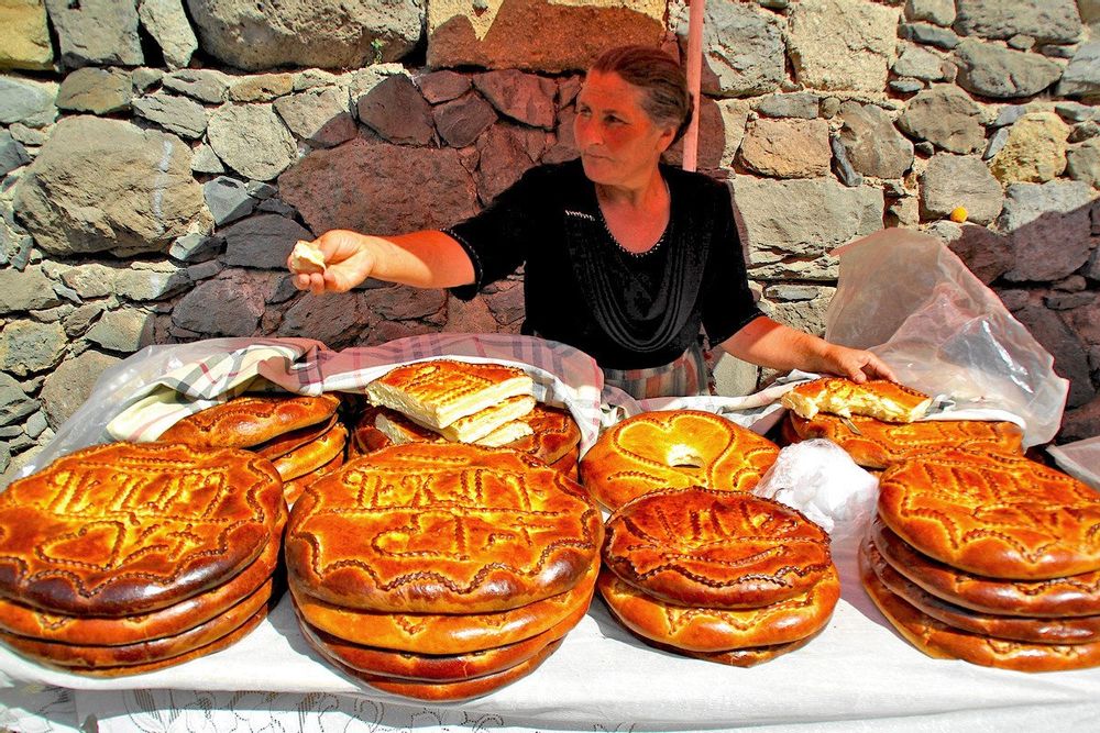 Գառնիի տաճար, Գեղարդ վանք | Bustourma